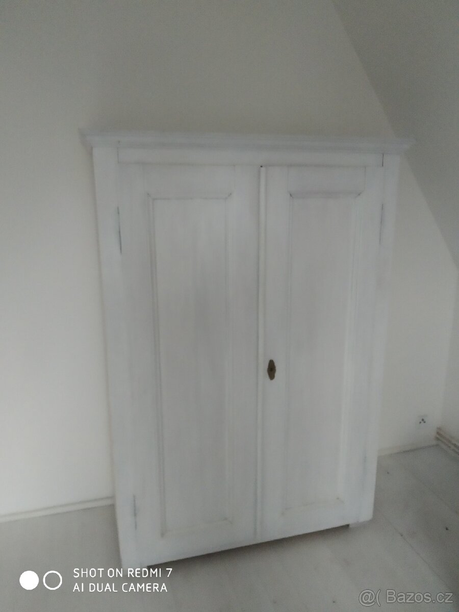 Stará skříň na chalupu , masív.