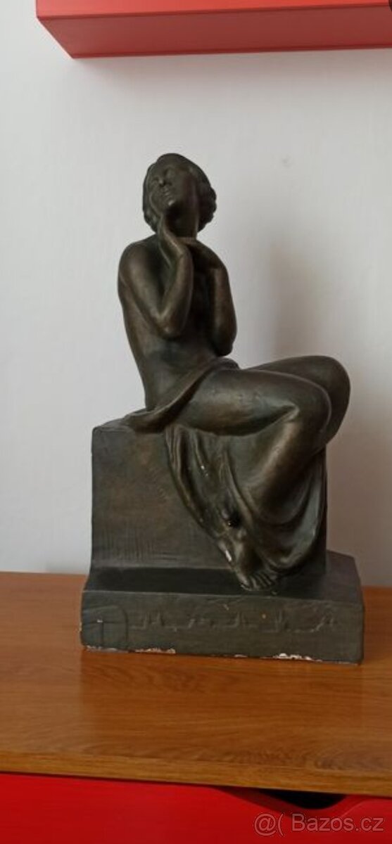 Julius Pelikán - Sedící dívka - socha výška 43 cm