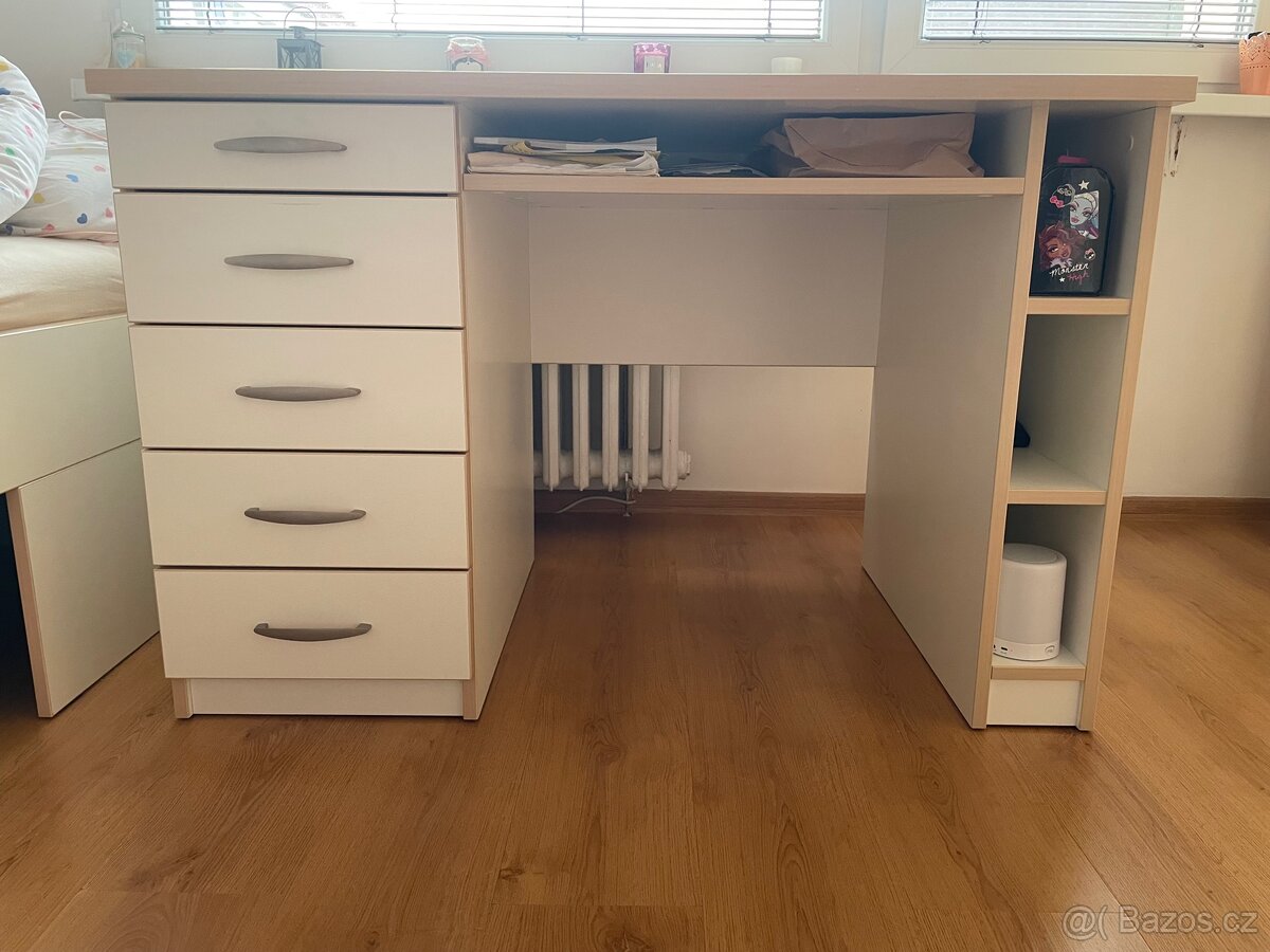 Prodám psací stůl vyrobený na zakázku.