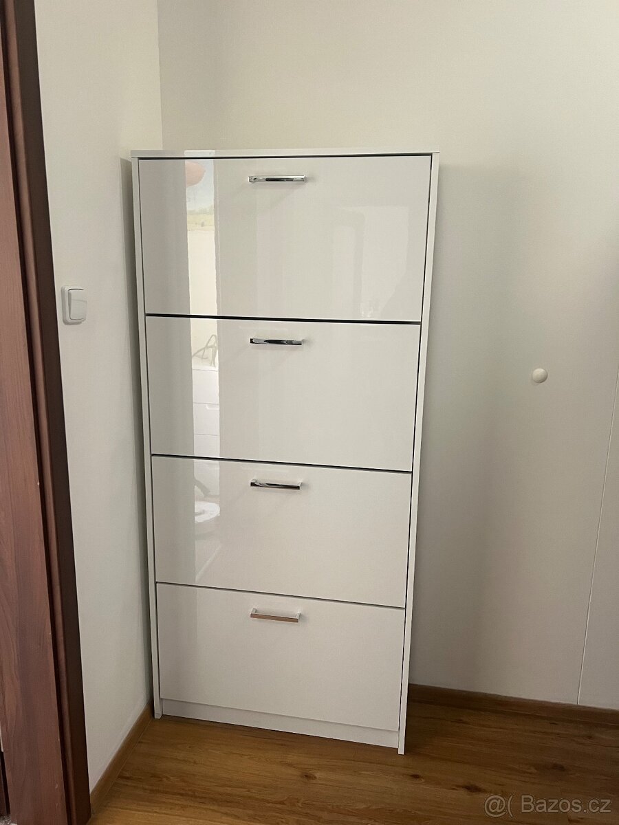 Prodám botník jako nový — XXX Lutz, bílý lesk