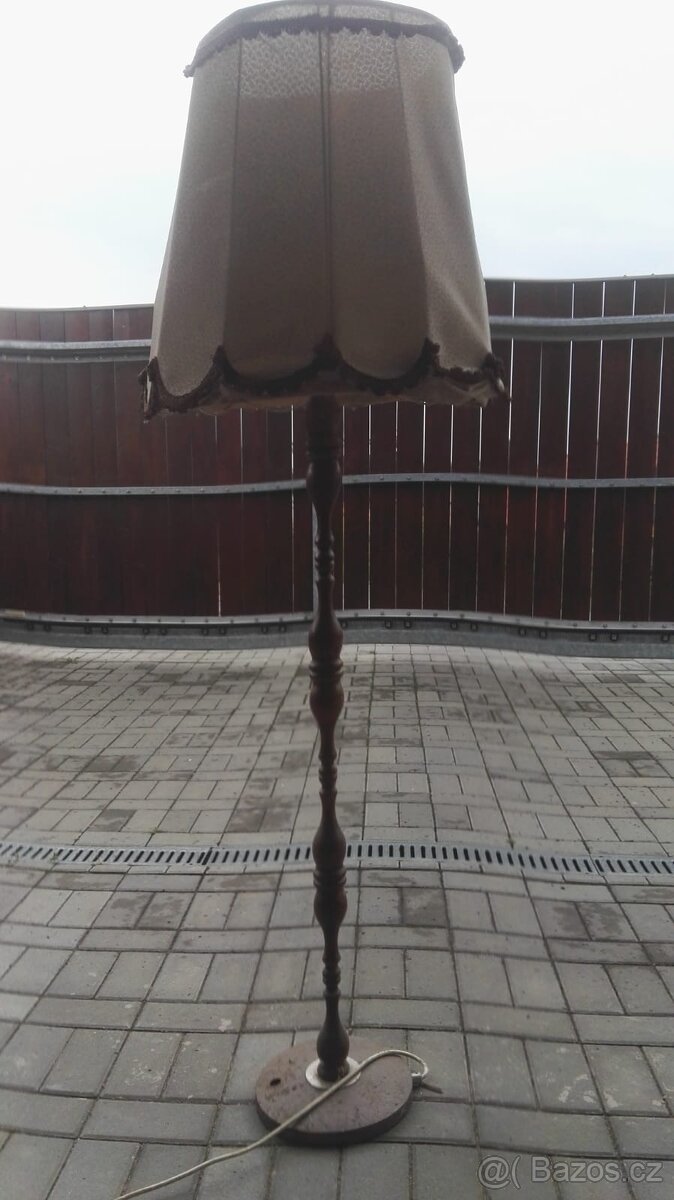 Stará funkční retro lampa