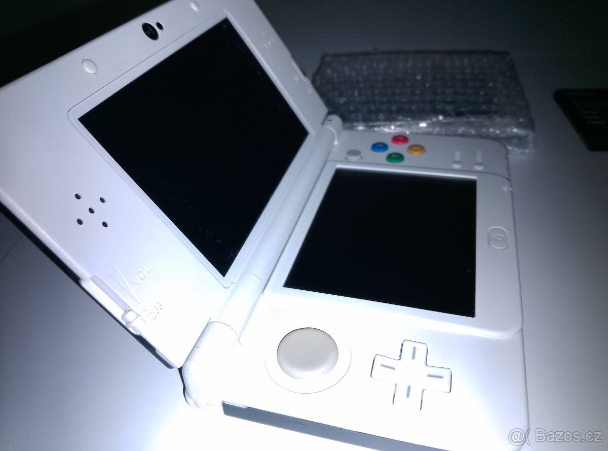 3DS New EU + nahrádní díly..
