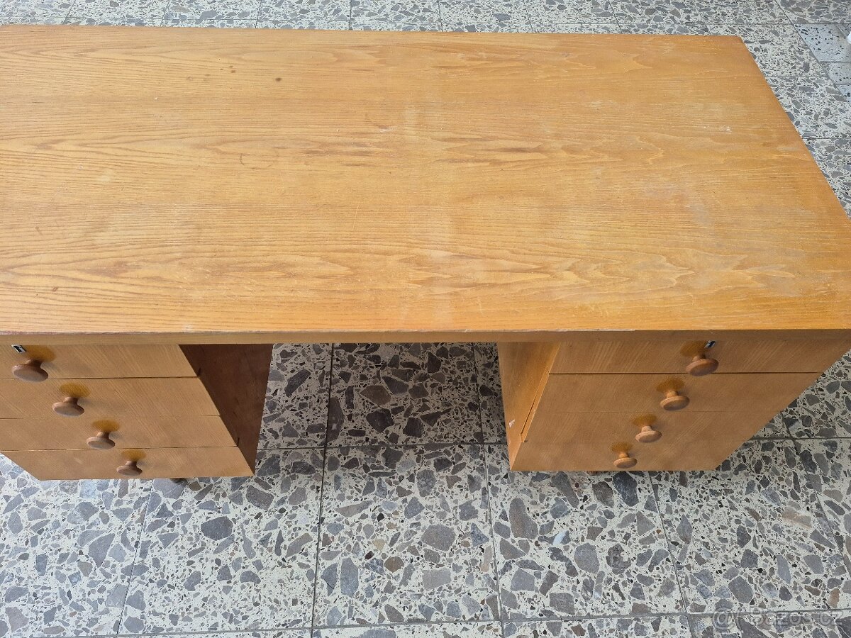 Pracovní kancelářský stůl