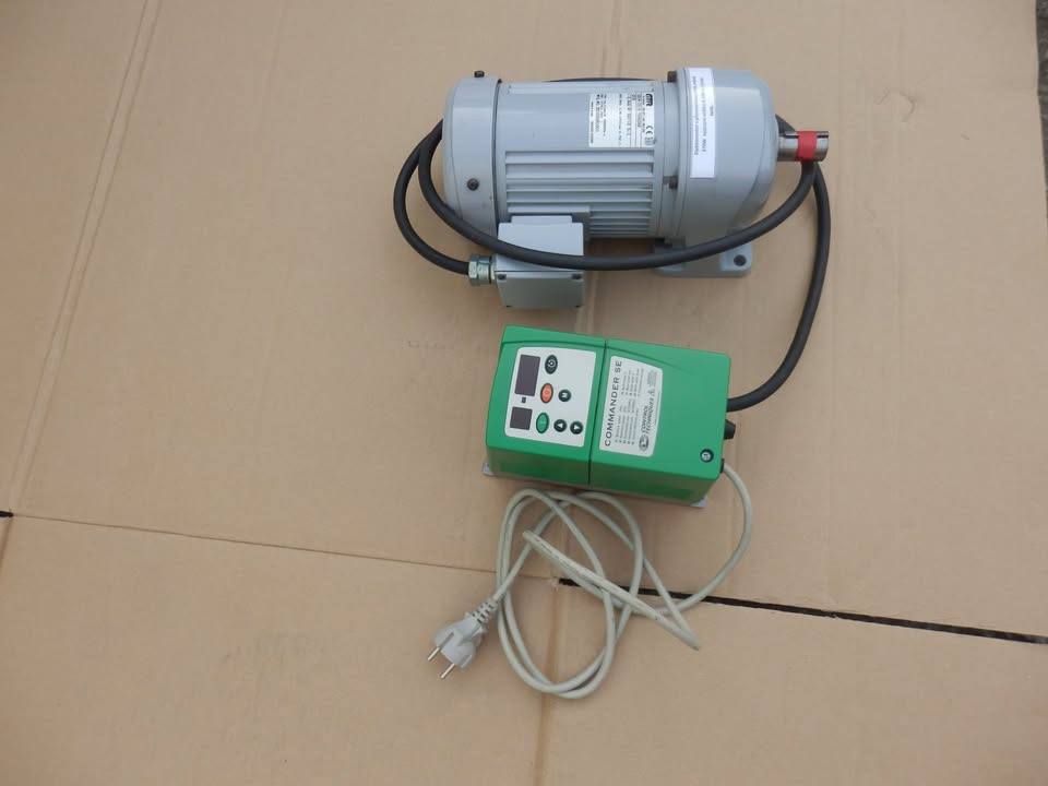 Elektromotor s převodovkou a frekvenčním měničem. 370W 0-300