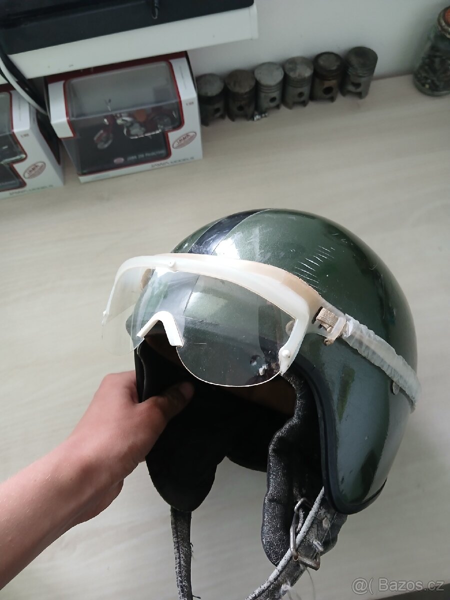 Retro helma s brýlemi