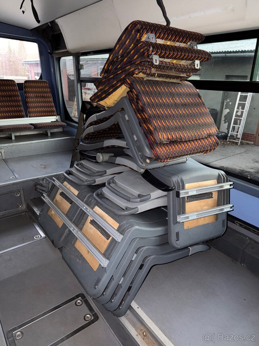 Zdarma sedačky z autobusu