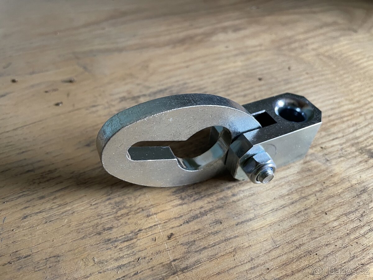 Kluzný třmen železný kůň