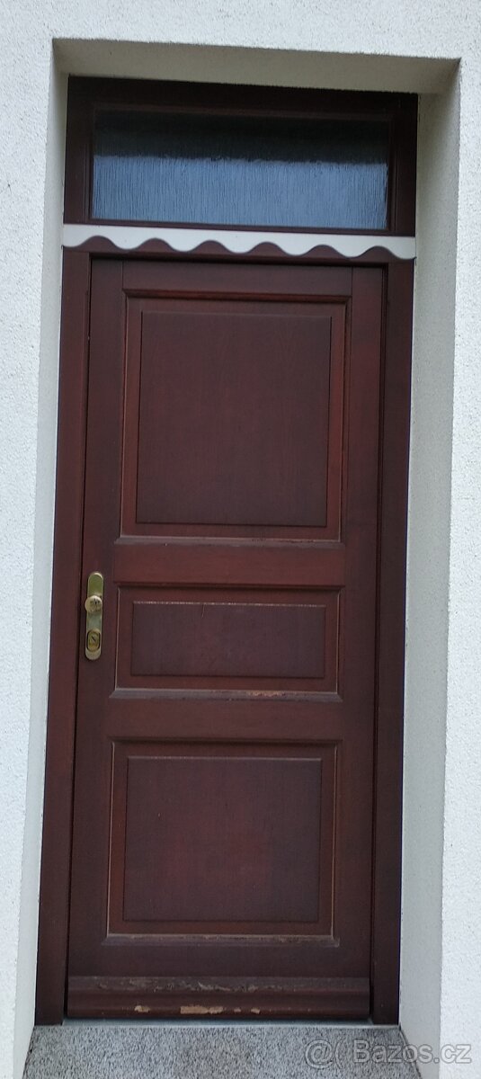 Dveře vchodové dřevěné s vrchním skleněným světlíkem