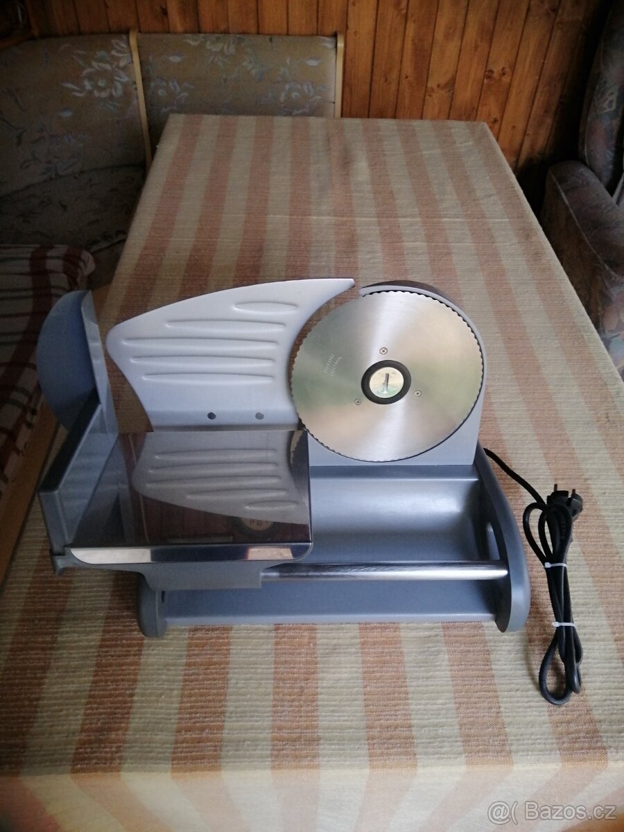 Kuchyňský elektrický kráječ