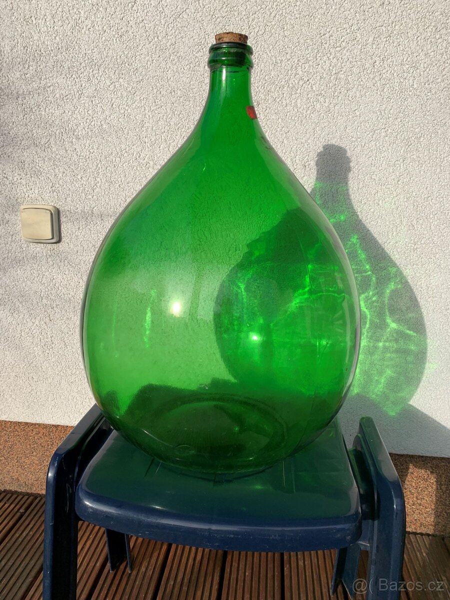 Skleněný demižon 34 L prodám nebo vyměním za víno