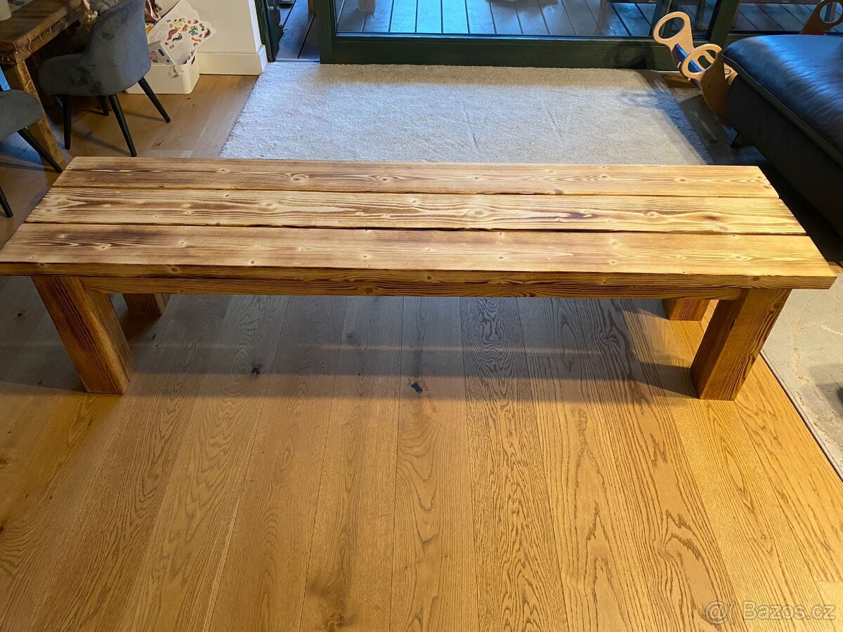 Dřevěná lavice drásaná