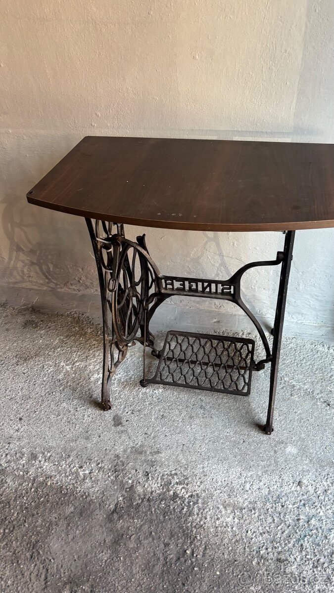 Stolek ze šicího stroje Singr