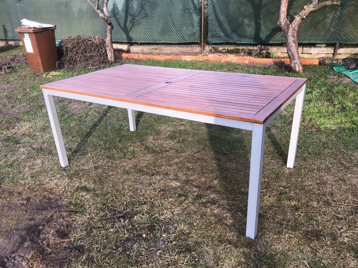 Dřevěný zahradní stůl