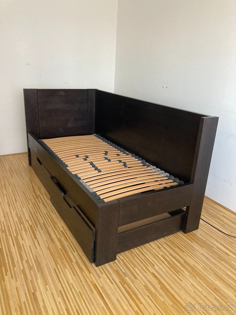 Postel s polohovacím roštěm