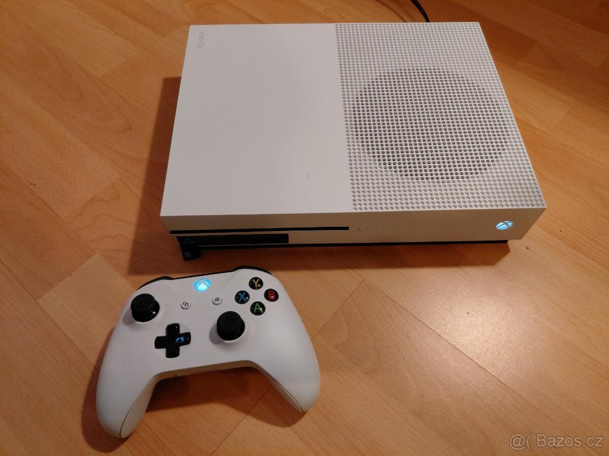 Xbox One S 500GB + hra zdarma – skvělý stav, málo hraný