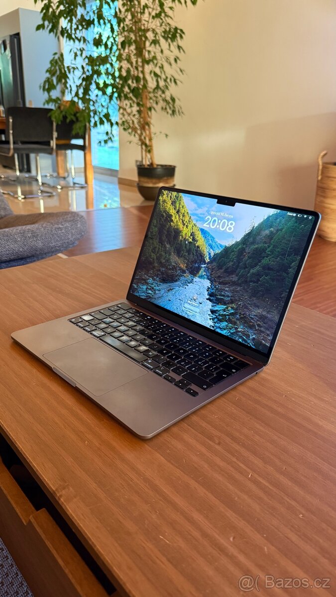 MacBook Air 13” M2 (2022) – jako nový, stále v záruce