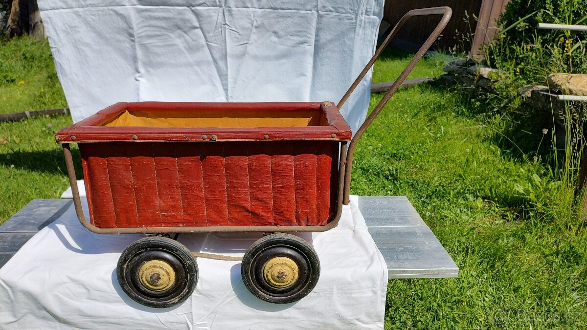 Starý kočárek pro panenky r. 1958