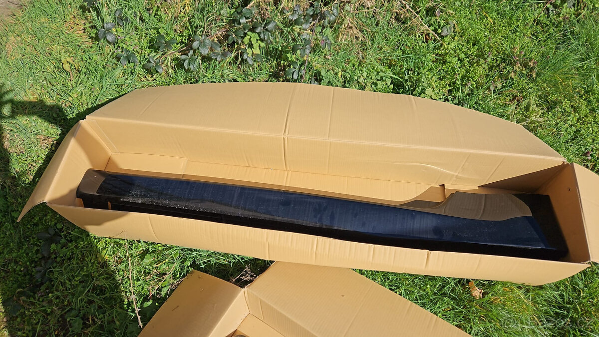 Nissan 370z - originální plastový práh Levý- černý