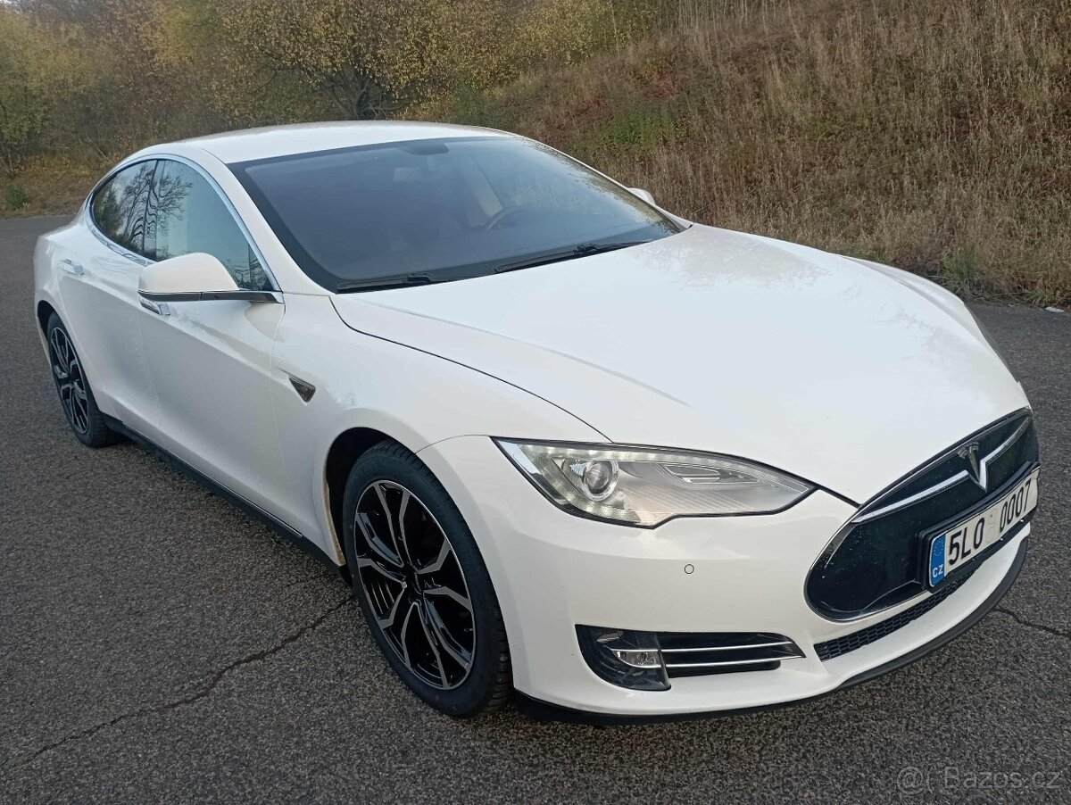 TESLA MODEL S P85 nabíjení zdarma free supercharger sch01