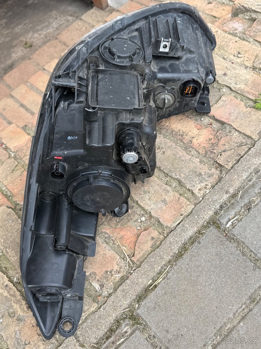 Přední světlomet pravý