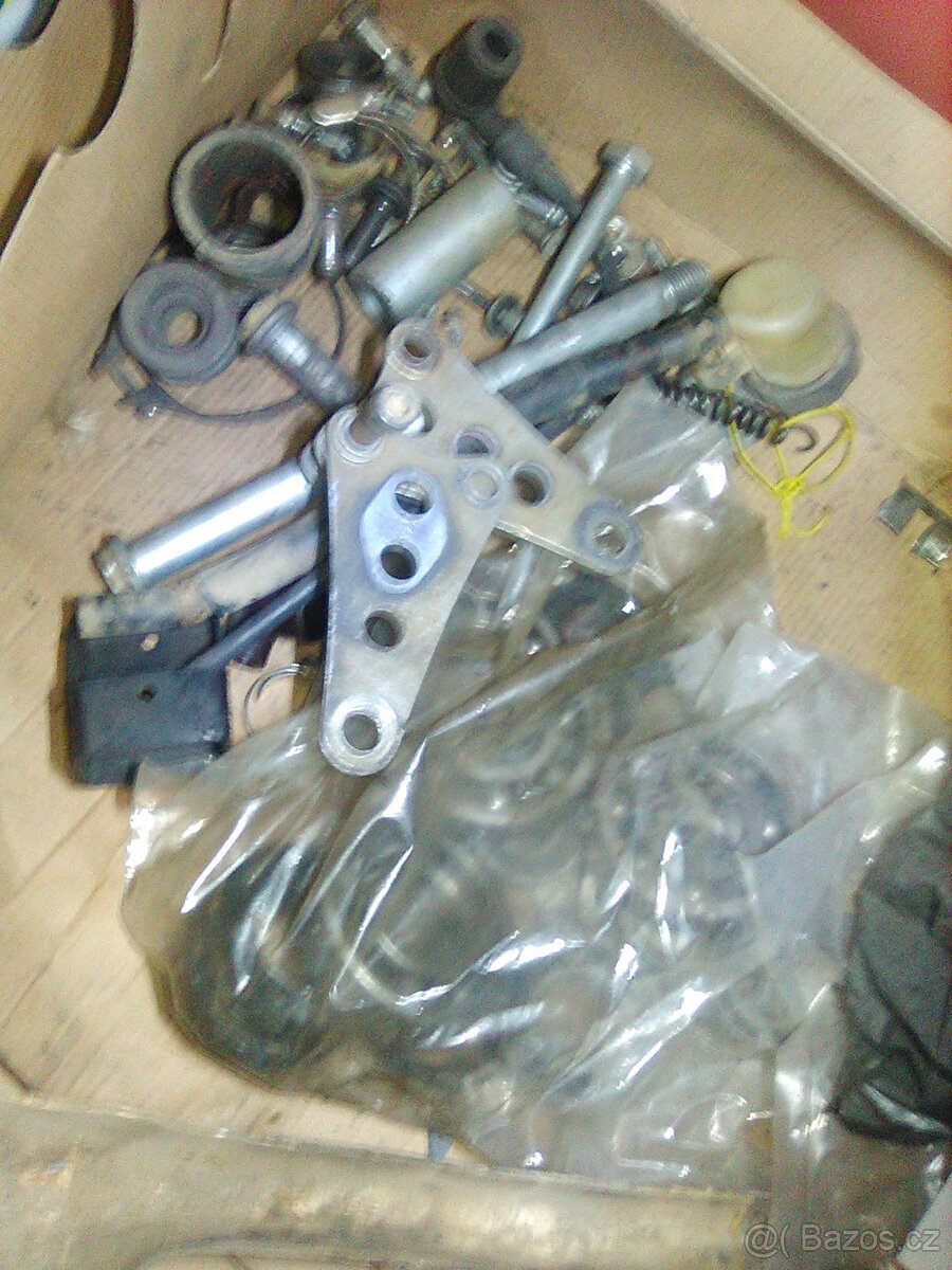 Honda CR 250 1992 držáky motoru, drobnosti