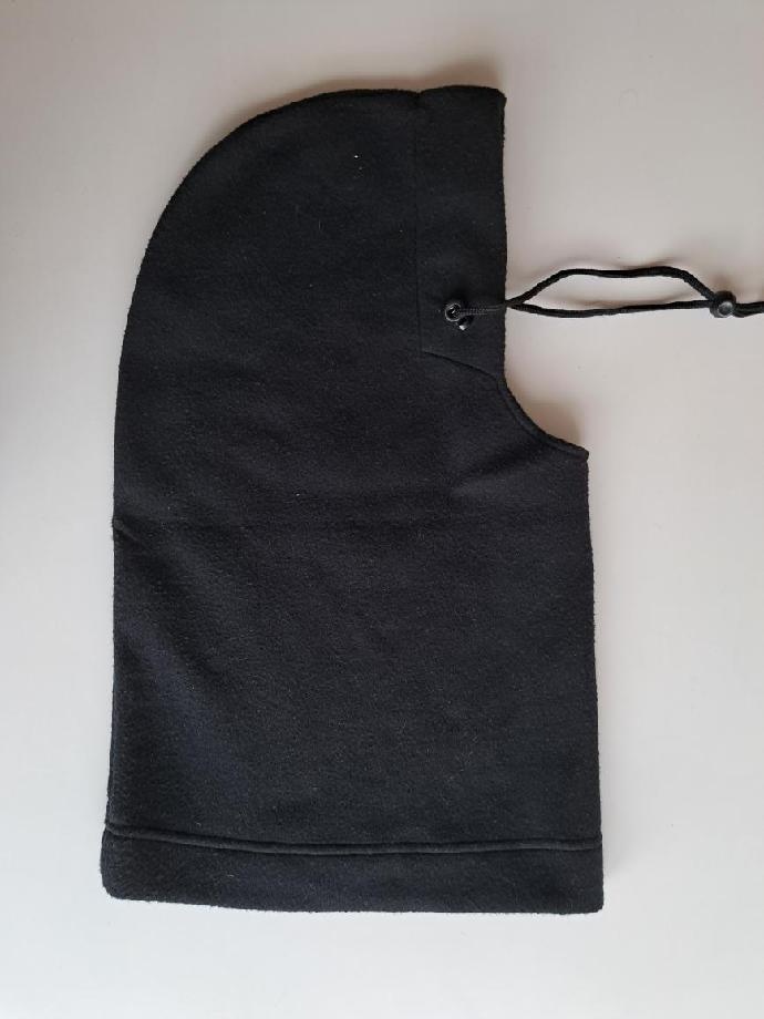 černá flísová kukla