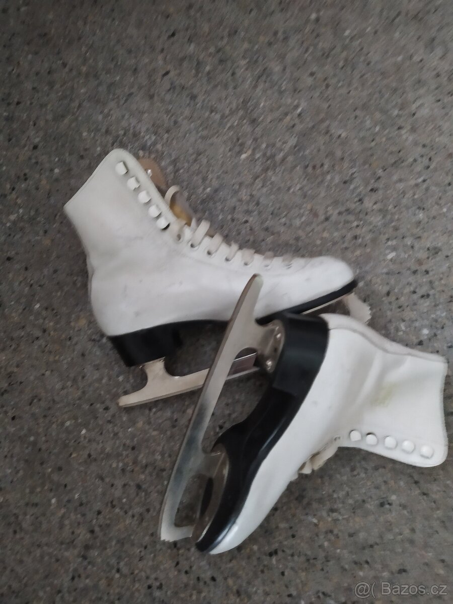 dívčí brusle vel.19 a vel. 22