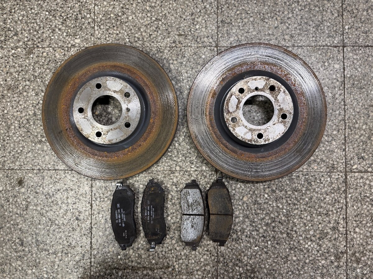 Přední brzdové kotouče a destičky Nissan Murano Z50
