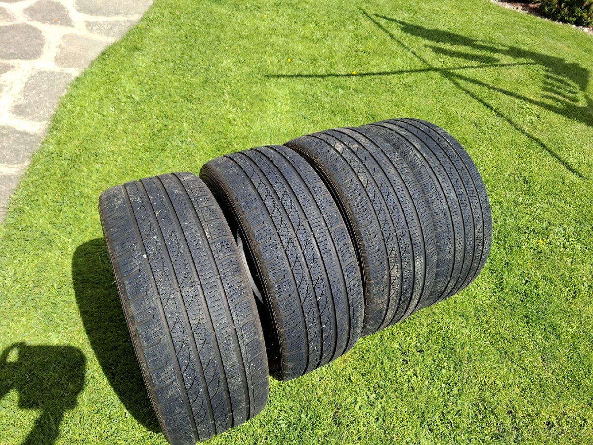 Zimní pneu 235/45/17