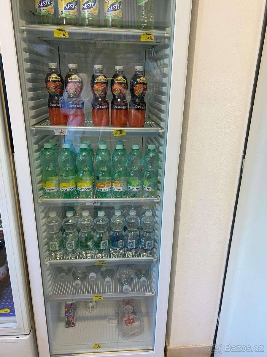 Použitá velká lednice s průhledným sklem
