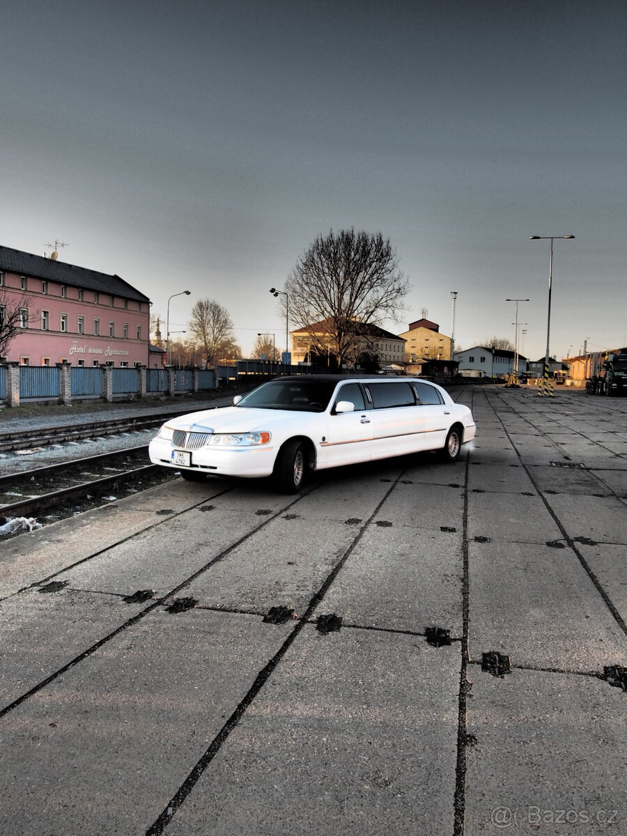 limuzína Lincoln Town Car V8
