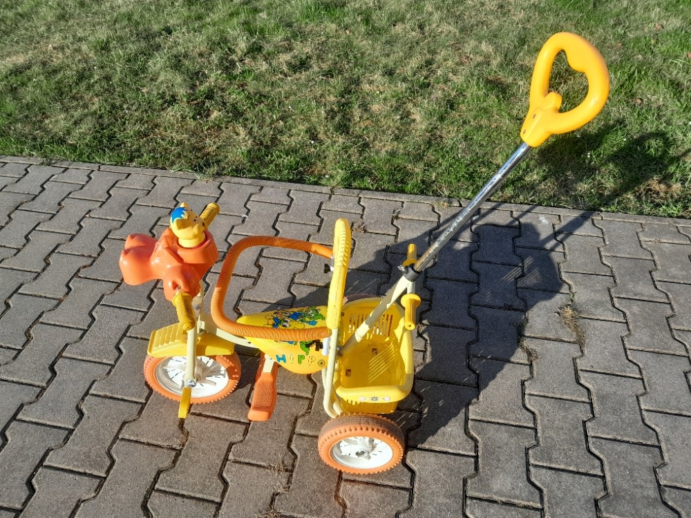 Dětská tříkolka s tlačnou tyčí