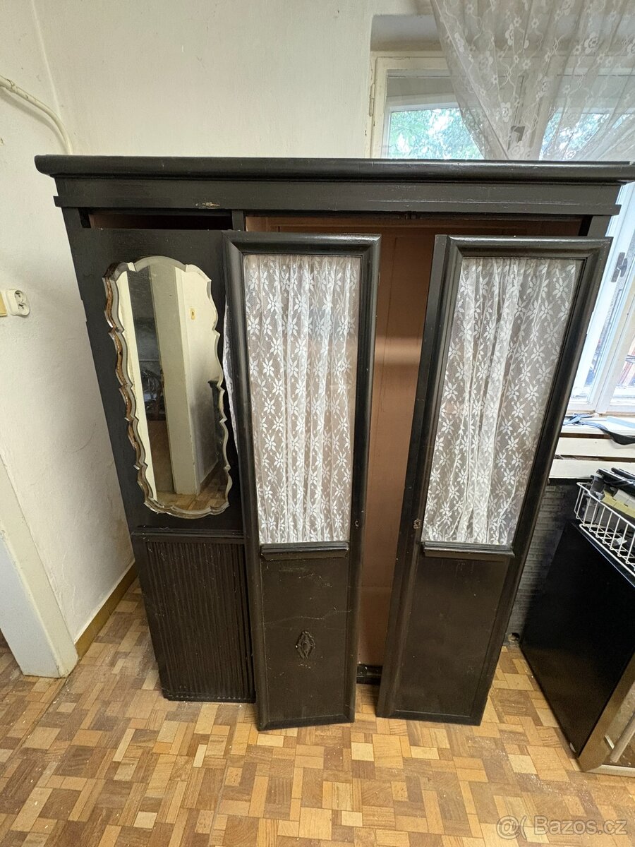 Starožitný nábytek - skříň, příborník, stůl, skříňky