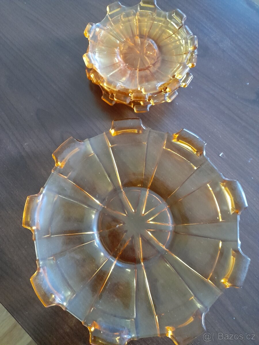 Servírovacia misa a taniere