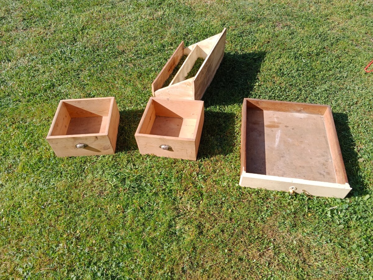 různé věci z půdy, koš,...