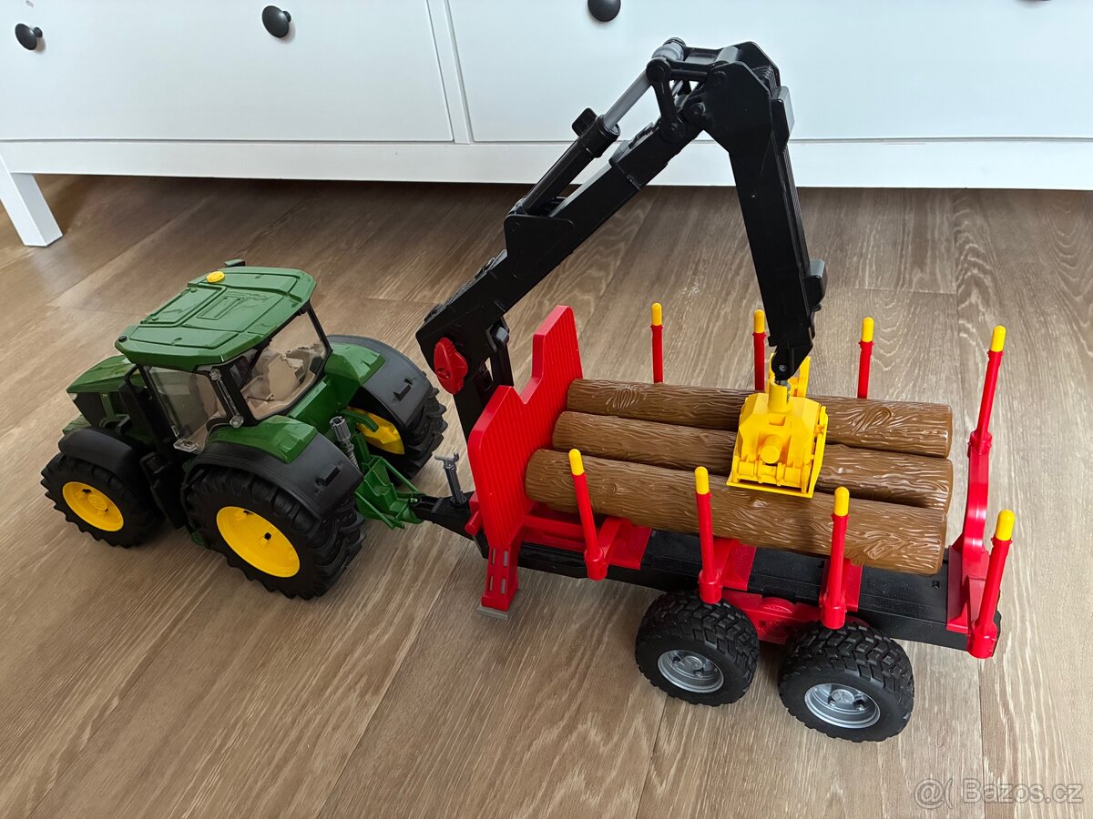 Bruder traktor John Deere se zadním přívěsem a 4 kládami