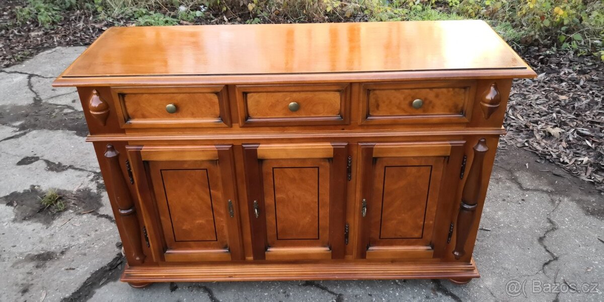 Masivní komoda se šuplíky