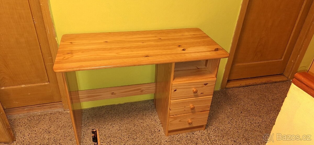 Dřevěný psací stůl