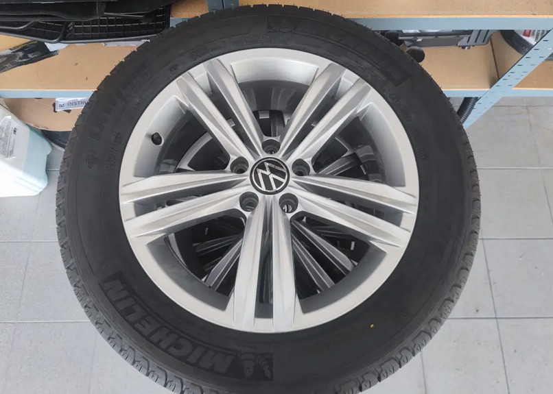 VW Tiguan R18 letní alu sada 235/55/18 - zánovní
