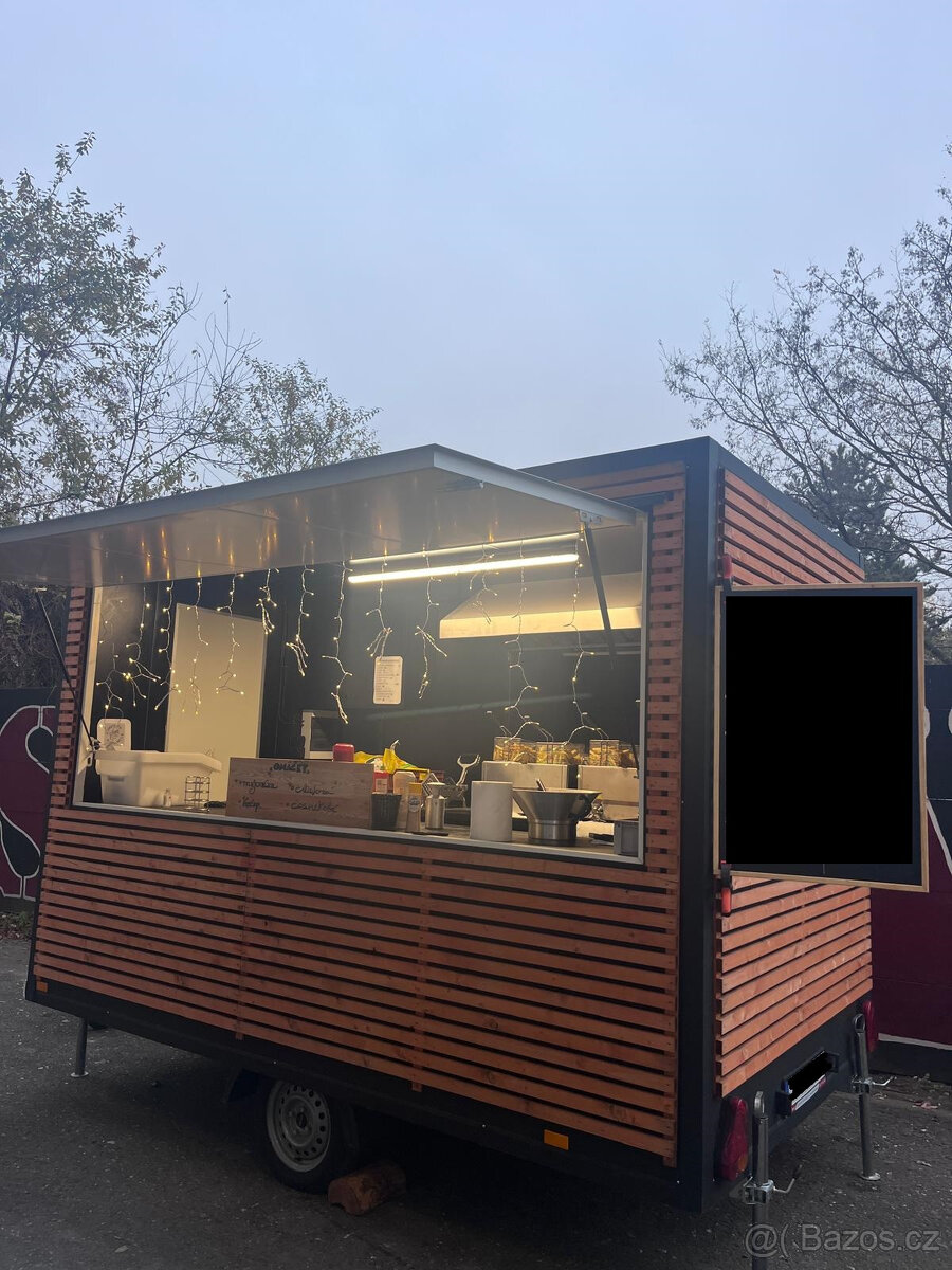 Prodám vybavený food truck (pojízdný stánek s občerstvením)