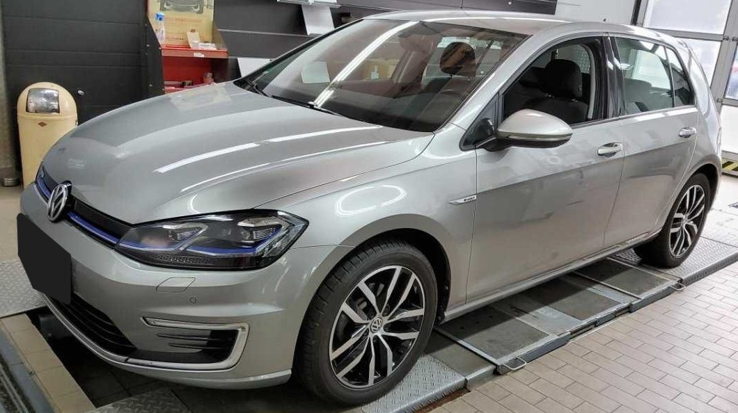 Volkswagen Golf VII e-Golf 2.majitel servisní kniha DPH
