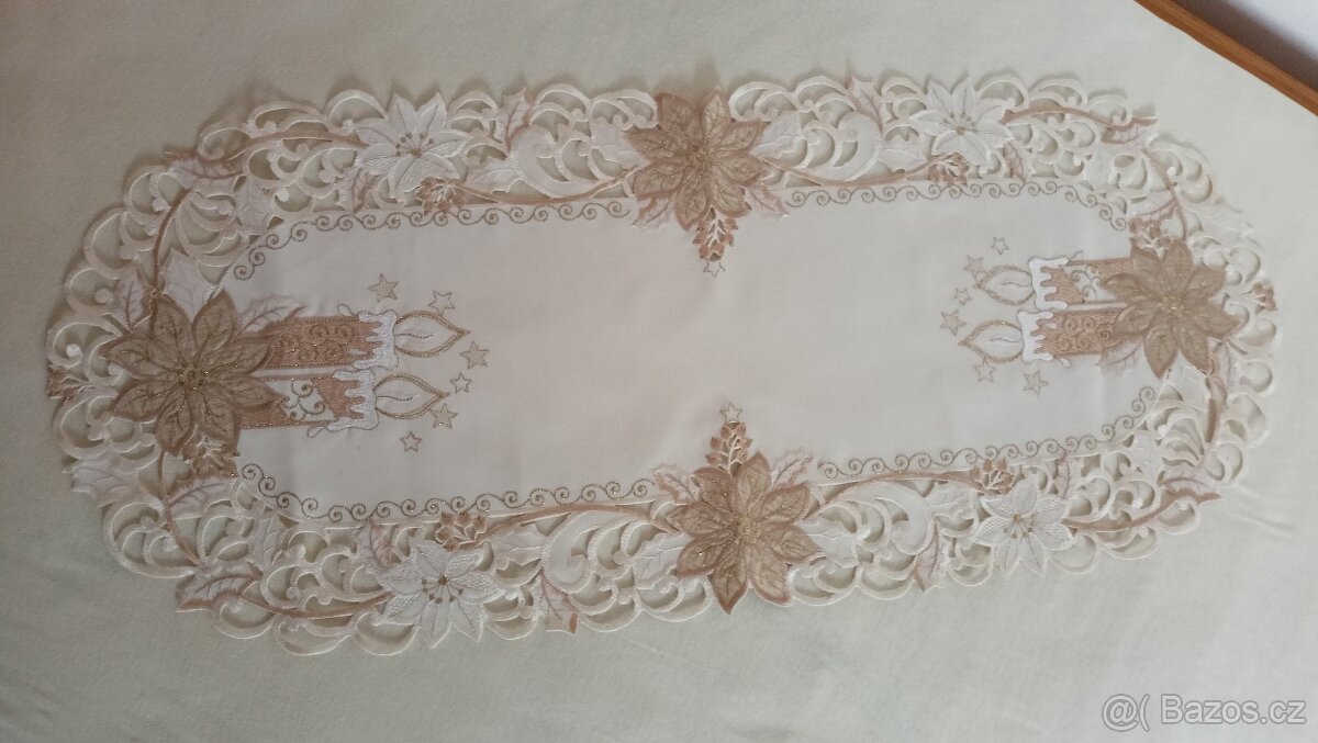 Krásný vánoční ubrus 87 x 37 cm