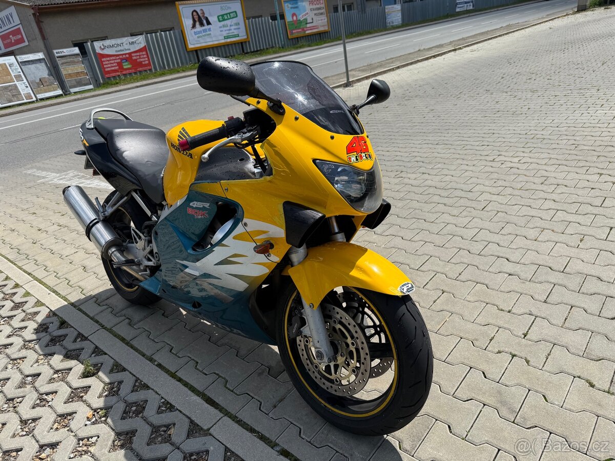 Honda CBR F4