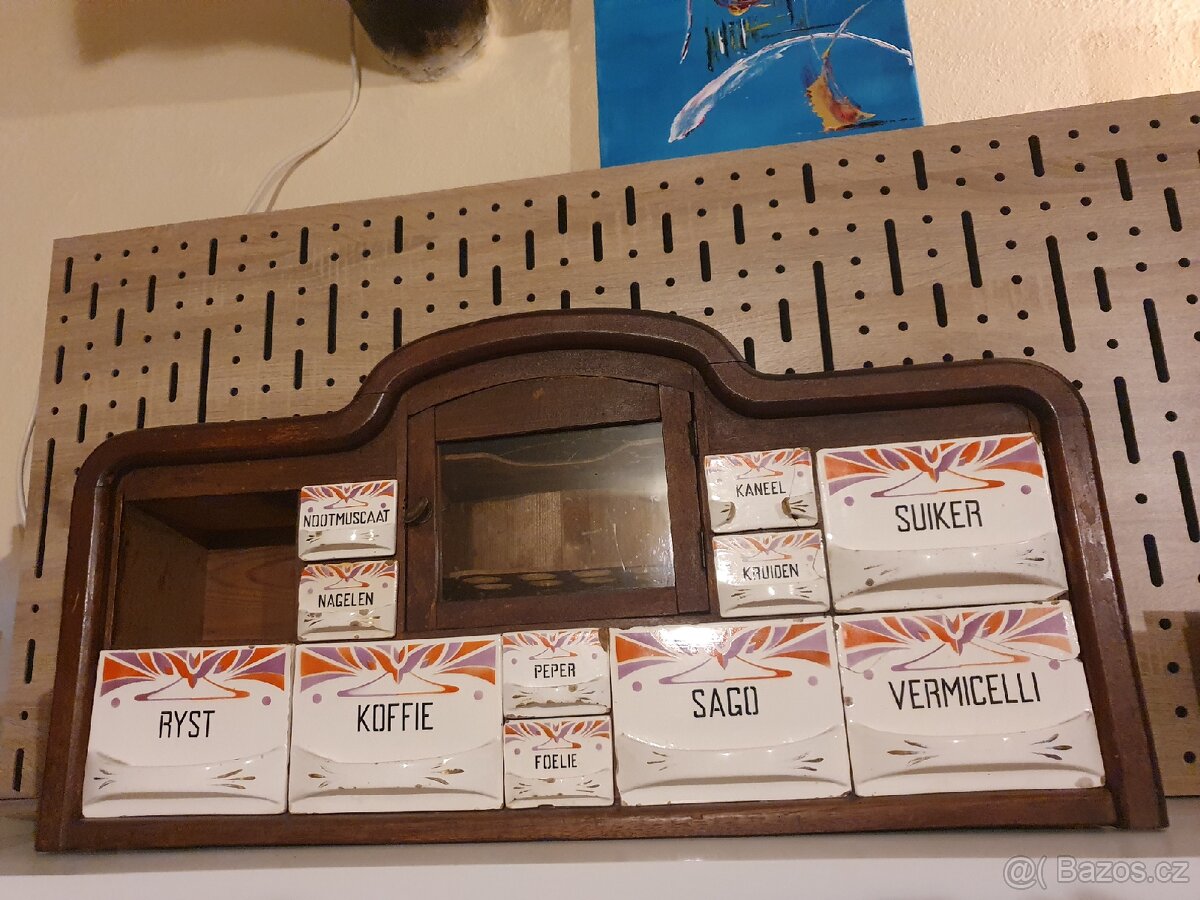 Starožitná skříňka na koření z Nizozemí (porcelán)