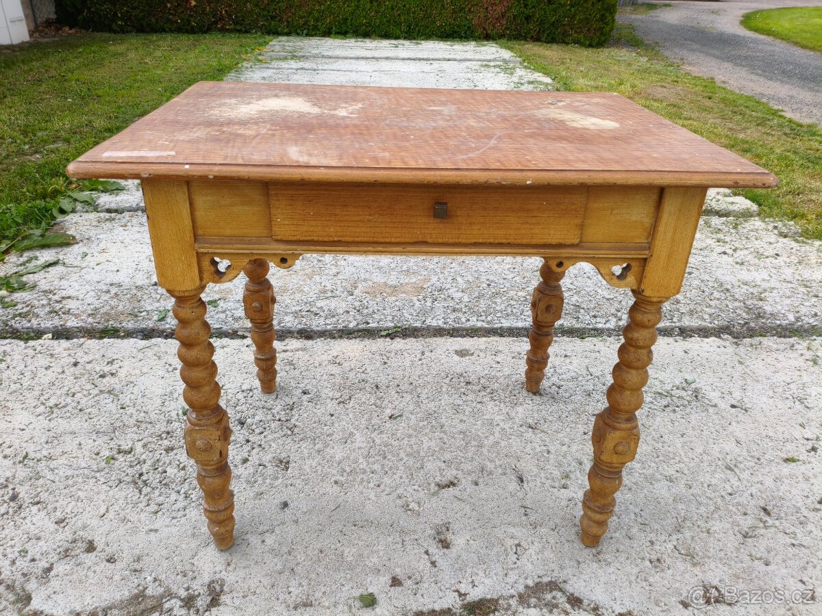 Starožitný vyřezávaný jídelní stůl