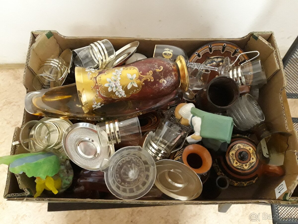 Různé dekorační předměty ze skla a keramiky