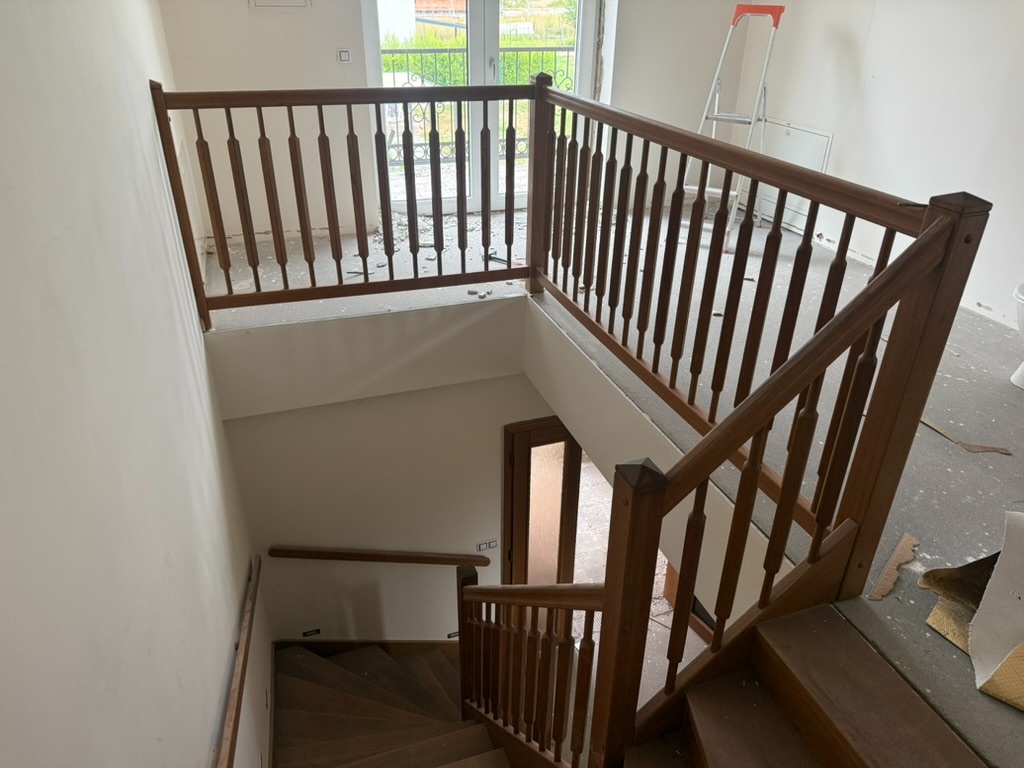 Dubové schodiště, dřevo rozebrané