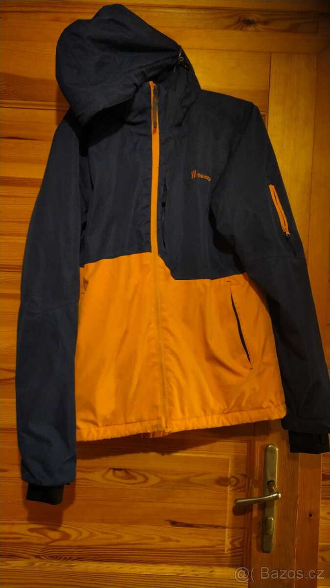 SPORTOVNÍ VĚTROVÁ ŠUSŤÁKOVÁ BUNDA, the edge