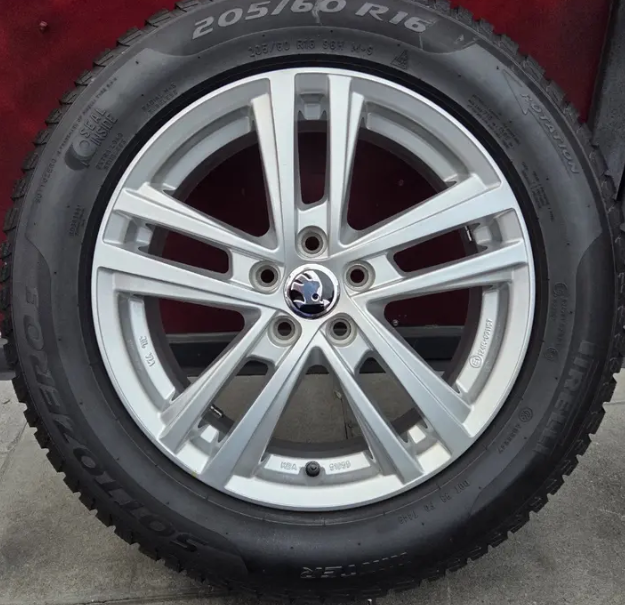 16"-HEZKÁ ZIMNÍ OBUTÁ ALU KOLA 5x100 ŠKODA KAMIQ