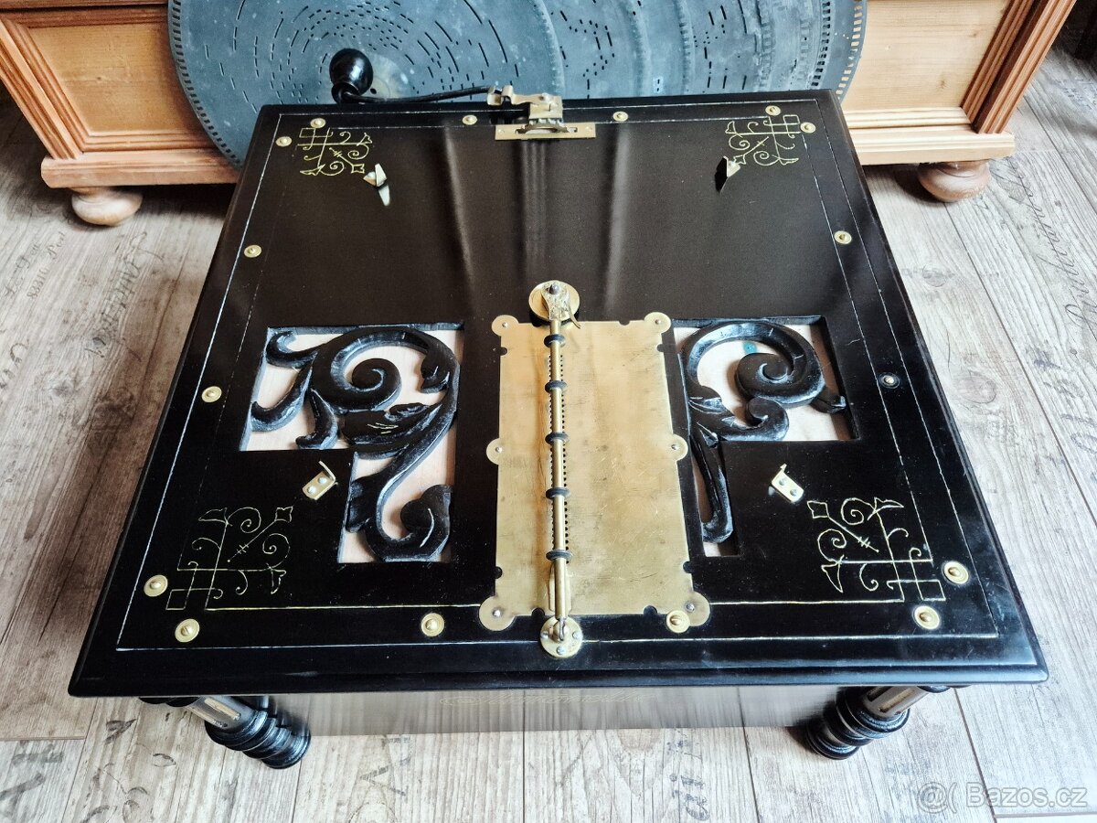 Velký starožitný hrací stroj, flašinet na kliku Amorette